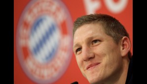 Dezember 2010: Nach dem Spiel gegen St. Pauli verkündet Schweinsteiger erst über Stadionmikrophon, dann auf der PK seine Vertragsverlängerung bis 2016