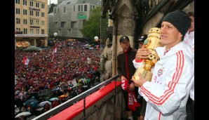 Triple-Feier am Münchner Marienplatz bei scheußlichem Wetter. Egal, neue Aufgaben warten. Im nächsten Jahr ist WM in Brasilien...