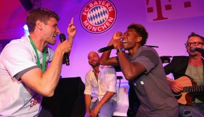 Gemeinsam mit Mitspieler David Alaba und der Band Seiler und Speer trällerte Müller den Hit "Ham kummst"