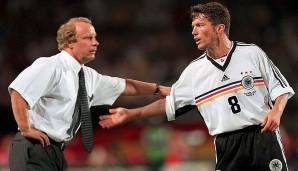 1998 ist das Ganze dann doch schon wieder wesentlich schlichter gehalten. Feine Linien statt wilden Karos, V-Ausschnitt - Lothar Matthäus hat nichts zu meckern.