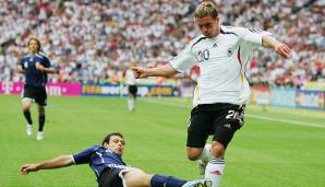 Im eigenen Land werden die Sterne golden und die Nummer auf der Vorderseite wandert auf die Brust. Lukas Podolski scheint sich damit angefreundet zu haben.