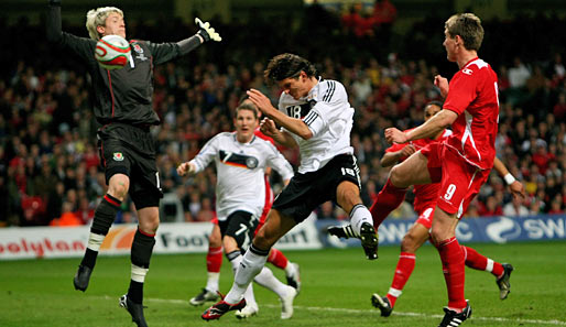 Nächste Station ist Wales: Deutschland gewinnt 2:0. Mario Gomez gelingt dabei fast sein erstes Tor in der Qualifikation