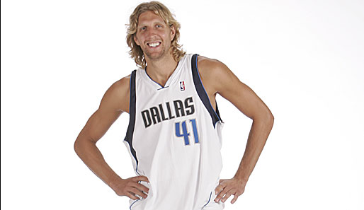 Das German Wunderkind Dirk Nowitzki ist wieder happy. Das Tohuwabohu um seine Ex-Verlobte Crista Taylor ist ad acta gelegt und die Saison beginnt am 1. Oktober