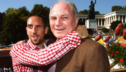 Und das nächste Traumpaar: Franck Ribery (l.) und Präsident Uli Hoeneß haben sich ganz lieb