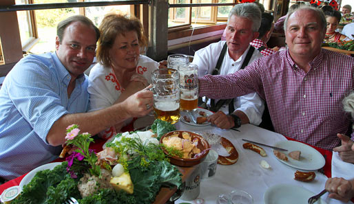 Die Großkopferten unter sich. Christian Nerlinger, Frau Heynckes, Herr Heynckes und Uli Hoeneß (v.l.)