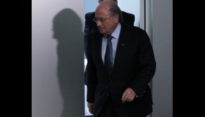 20. Oktober 2010: Blatter vor einer Pressekonferenz. Die Exekutivmitglieder Temarii (Tahiti) und Adamu (Nigeria) sollen bereit gewesen sein ihre Stimme für die Vergabe der Weltmeisterschaften 2018 und 2022 zu verkaufen