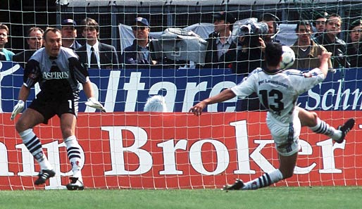 1999 wechselte er nach Leverkusen und schaffte den Durchbruch. Bittersüßes Highlight seiner Zeit bei Bayer war das Jahr 2002