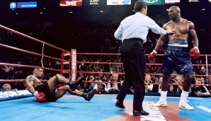 Es folgten die dramatischen Duelle mit Evander Holyfield. Im ersten Fight schickte der "Real Deal" Tyson auf die Bretter