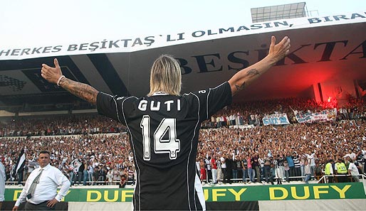 Die erste Begegnung: Guti sagt "Merhaba", die Besiktas-Fans antworten frenetisch...