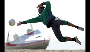 Mit dem Speedboot zum Training am Strand? Im Leben eines Fußballers gibt es offensichtlich auch noch idyllische Seiten…