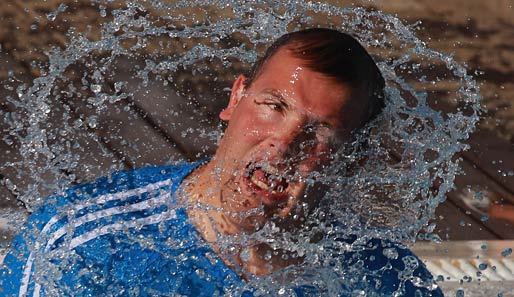 Der ehemalige Bobfahrer Andre Lange erfrischt sich im Pool in Quinta da Ria. Nach einer Gold- und einer Silbermedaille in Vancouver hat er sich die Hitze von Portugal verdient