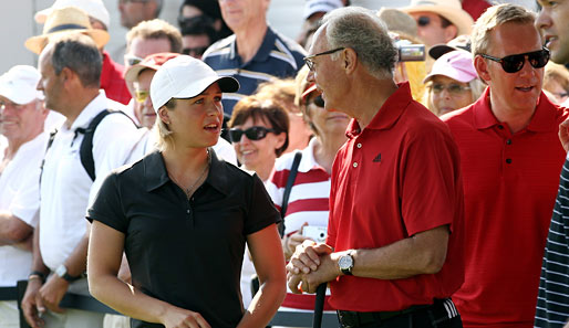 Magdalena Neuner im Tete-a-Tete mit Franz Beckenbauer bei einem Golfturnier in Herzogenaurach. Daneben lauschen Michael Ballack und Johannes B. Kerner