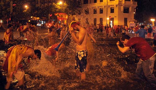 Der Rest war eine einzige Party. Die die Spanier auch in ihren zahlreichen Brunnen an den großen Plätzen feierten