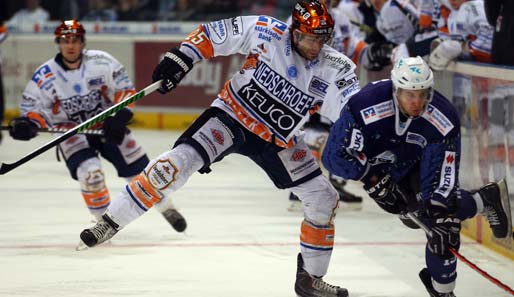 Thomas Holzmann (r.) hat mit den Hamburg Freezers einen Sieg eingefahren