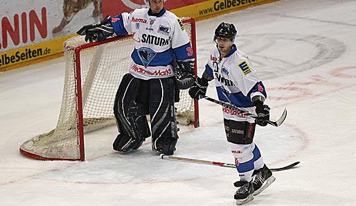 Zog sich gegen die Eisbären Berlin eine Gehirnerschütterung zu: Bruno St. Jacques (r.)