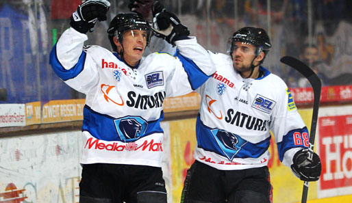 Ingolstadts Rick Girard (l.) hatte nach dem Sieg gegen den EHC München allen Grund zum Feiern