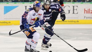 Henry Haase (r.) von den Eisbären Berlin gibt gegen Frankreich sein Debüt für das Nationalteam