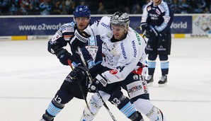 Andre Rankel (r.) führt die Eisbären weiterhin als Kapitän an