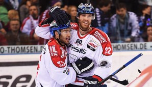 Petr Pohl und Barry Tallackson feiern den Erfolg der Eisbären Berlin über die Tigers