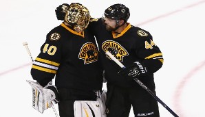 Das Bild gehört der Vergangenheit an: Dennis Seidenberg (rechts) herzt seinen Goalie Tuukka Rask