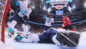 Europas Goalie Jaroslav Halak hält gegen Logan Couture (r.)