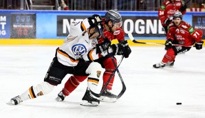 Alexander Sulzer (re.) im Spiel gegen die Grizzlys Wolfsburg