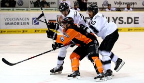 Nicholas Johnson (M.) von den Grizzleys Wolfsburg kämpft im Play-Off Halbfinale gegen die Ice Tigers Nürnberg