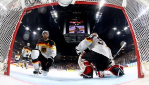 Dennis Seidenberg (l.) und Goalie Philipp Grubauer im Spiel gegen Kanada