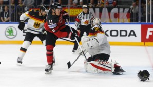 Deutschlands Goalie Philipp Grubauer (r.) stand gegen Kanada unter Dauerbeschuss