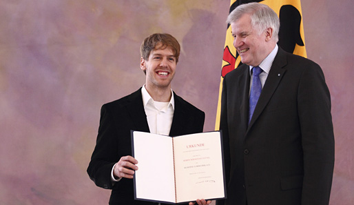 Sebastian Vettel (l.) bekam in Berlin das Silberne Lorbeerblatt von Horst Seehofer überreicht