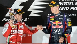 Erneut musste Fernando Alonso (l.) Sebastian Vettel artig Beifall klatschen