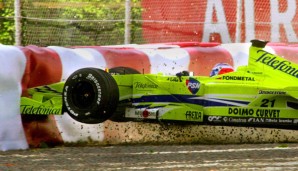 Der Argentinier Gaston Mazzacane parkte seinen Minardi 2000 spektakulär im Reifenstapel