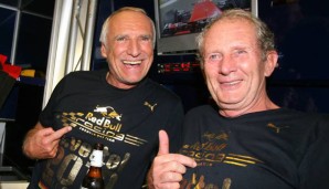 Helmut Marko (r.) führt die Motorsport-Aktivitäten für Red-Bull-Besitzer Dietrich Mateschitz aus