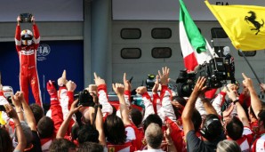 Sebastian Vettel feierte nach seinem Sieg in Sepang schon im Par Fermé ausgelassen