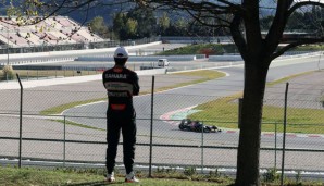 Neue Podiumskandidaten: Force Indias Sergio Perez schaute sich den Toro Rosso in Barcelona genau an