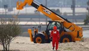 Frustriert unternimmt der Iceman einen Wüstenspaziergang. Ob dieser Baggerkran schneller als Alonsos McLaren-Honda ist?