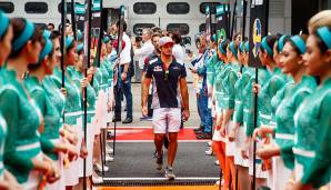 MALAYSIA-GP: Nach 19 Jahren findet zum vorerst letzten Mal ein Rennen in Sepang statt. Schade für Carlos Sainz Junior, der sich die Grid Girls ganz genau ansieht