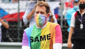 Dafür beeindruckt er abseits des Cockpits mit seiner Menschlichkeit und seinem Engagement. In Ungarn posiert er beispielsweise in einem Regenbogen-Shirt, in Silverstone hilft er beim Müllsammeln.