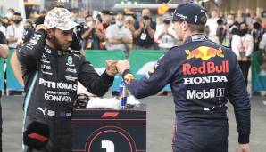 Lewis Hamilton (l.) und Max Verstappen kämpfen um den WM-Titel.