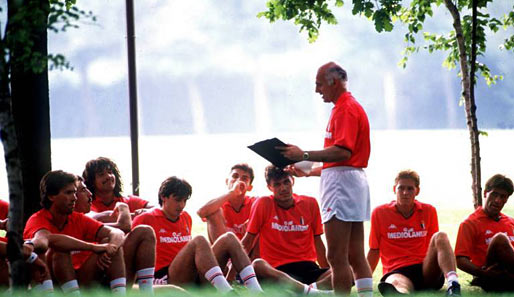 Arrigo Sacchi lehrt und Ruud Gullit, Paolo Maldini, Carlo Ancelotti und Co. lauschen