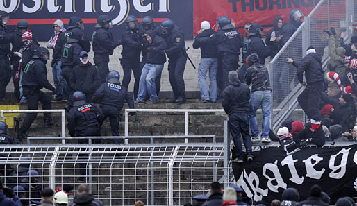 Gewalttätige Fans werden wohl auch im neuen Jahr ein Problem im Fußball sein