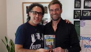 David Kadel (l.) mit Jürgen Klopp und seinem Film "Und vorne hilft der liebe Gott"