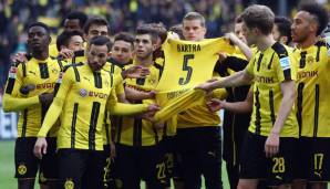 Motiv: Dortmund nach dem Terroranschlag. Fotograf: Alex Grimm. Hangst: "Nach dem Anschlag auf den Mannschaftbus des BVB zeigen die Spieler ihr Mitgefühl für den verletzten Mitspieler Marc Bartra. Eine schöne Geste"