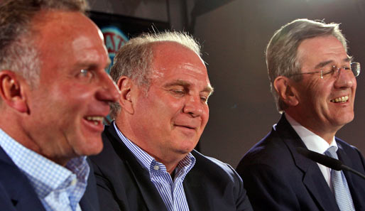 Karl-Heinz Rummenigge, Uli Hoeneß und Karl Hopfner am Montag auf der Pressekonferenz