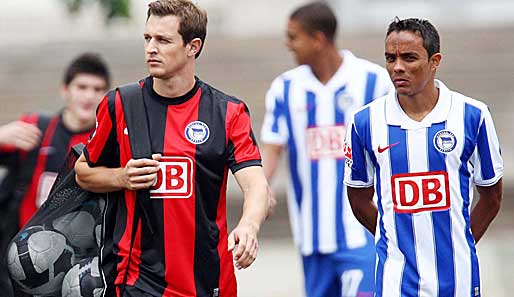 Neuzugang Christoph Janker (l.) auf dem Weg zu seinem ersten Training als Hertha-Spieler