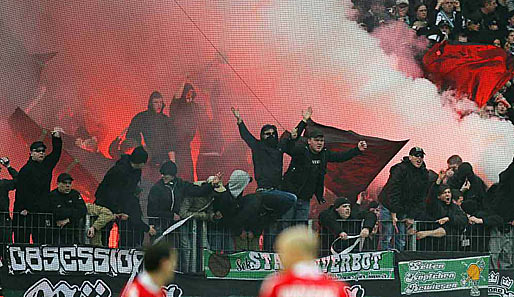 Fan-Ausschreitungen wie hier im Derby zwischen Gladbach und Köln gibt es immer wieder