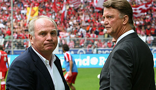 Manager Uli Hoeneß stärkt Trainer Louis van Gaal den Rücken