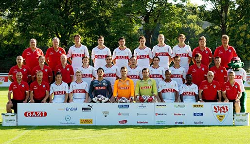 Der VfB Stuttgart der Saison 2010/11 - inklusive Maskottchen Fritzle (r.)