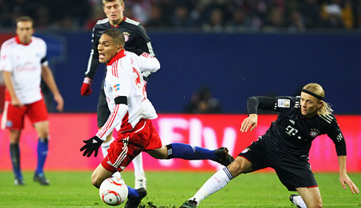 Bayerns Anatolij Tymoschtschuk (r.) im Zweikampf mit Hamburgs Paolo Guerrero