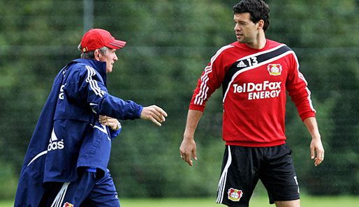 Michael Ballack (r.) hat offenbar ein angespanntes Verhältnis zu Leverkusen-Trainer Jupp Heynckes